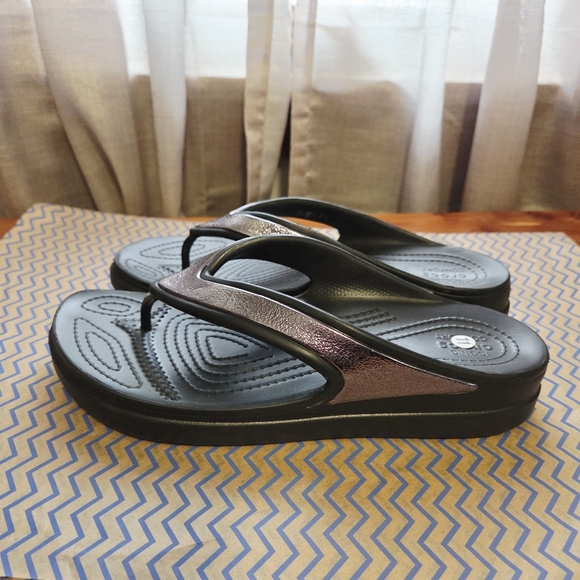 crocs iconic comfort sloan shine thong sandals 11 - Picture 3 of 8